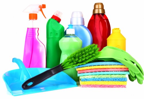 Professional carpets cleaner in Westminster treating a home carpet